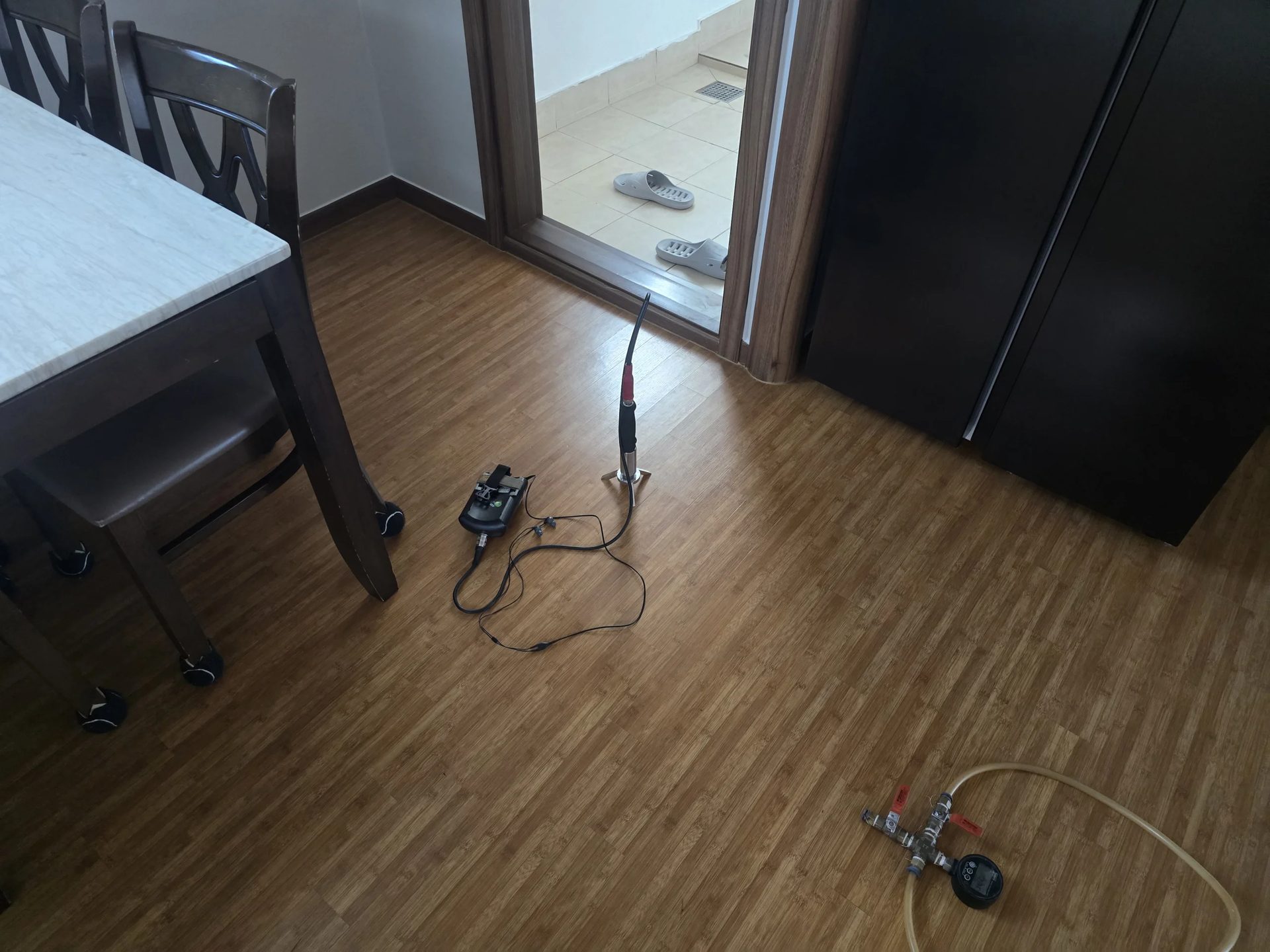 청음 장비와 수압 측정기로 누수 지점을 탐지하는 현장