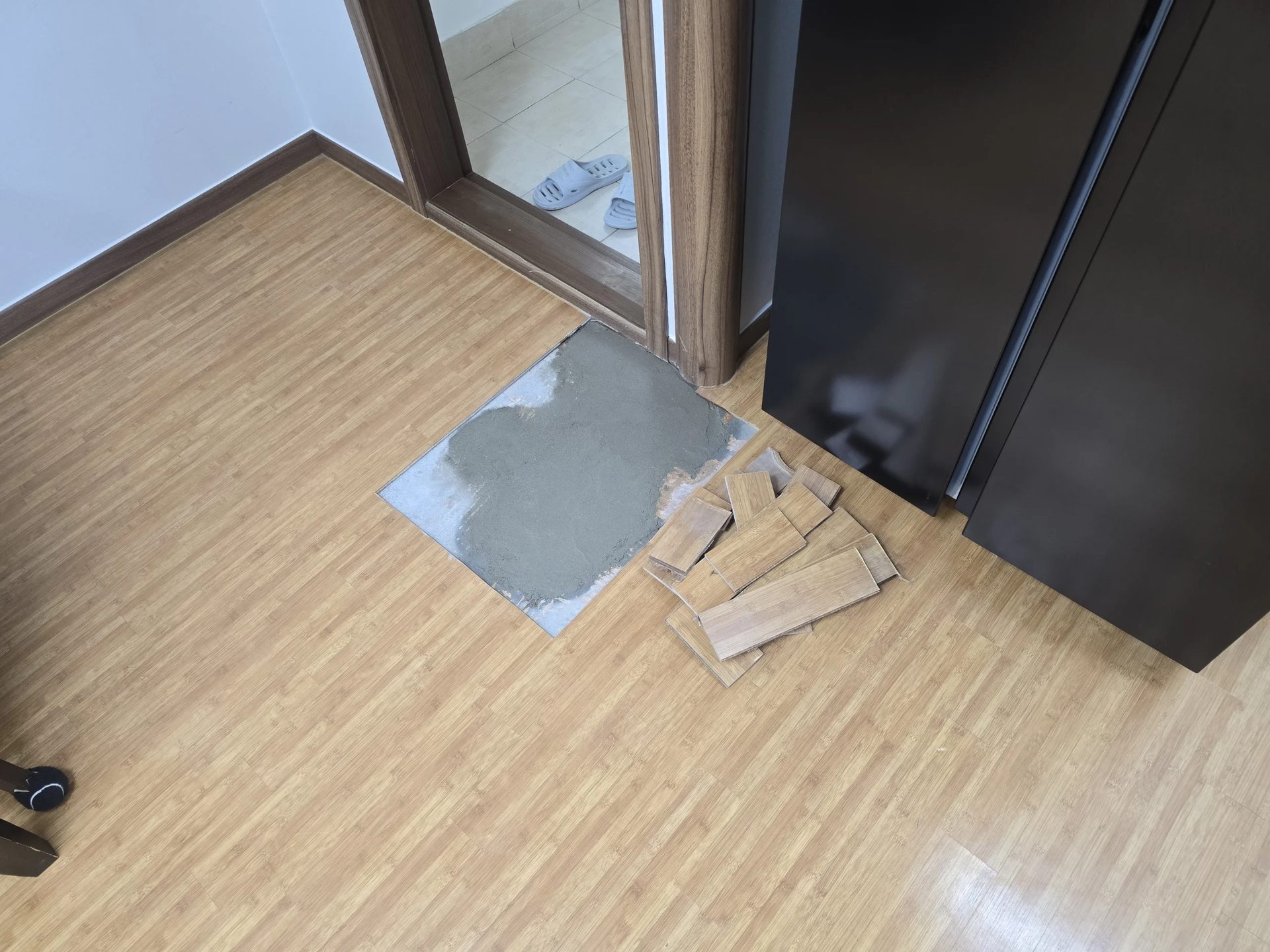 배관 보수 후 개방 부위를 시멘트로 마감하고 바닥재 교체를 준비하는 모습