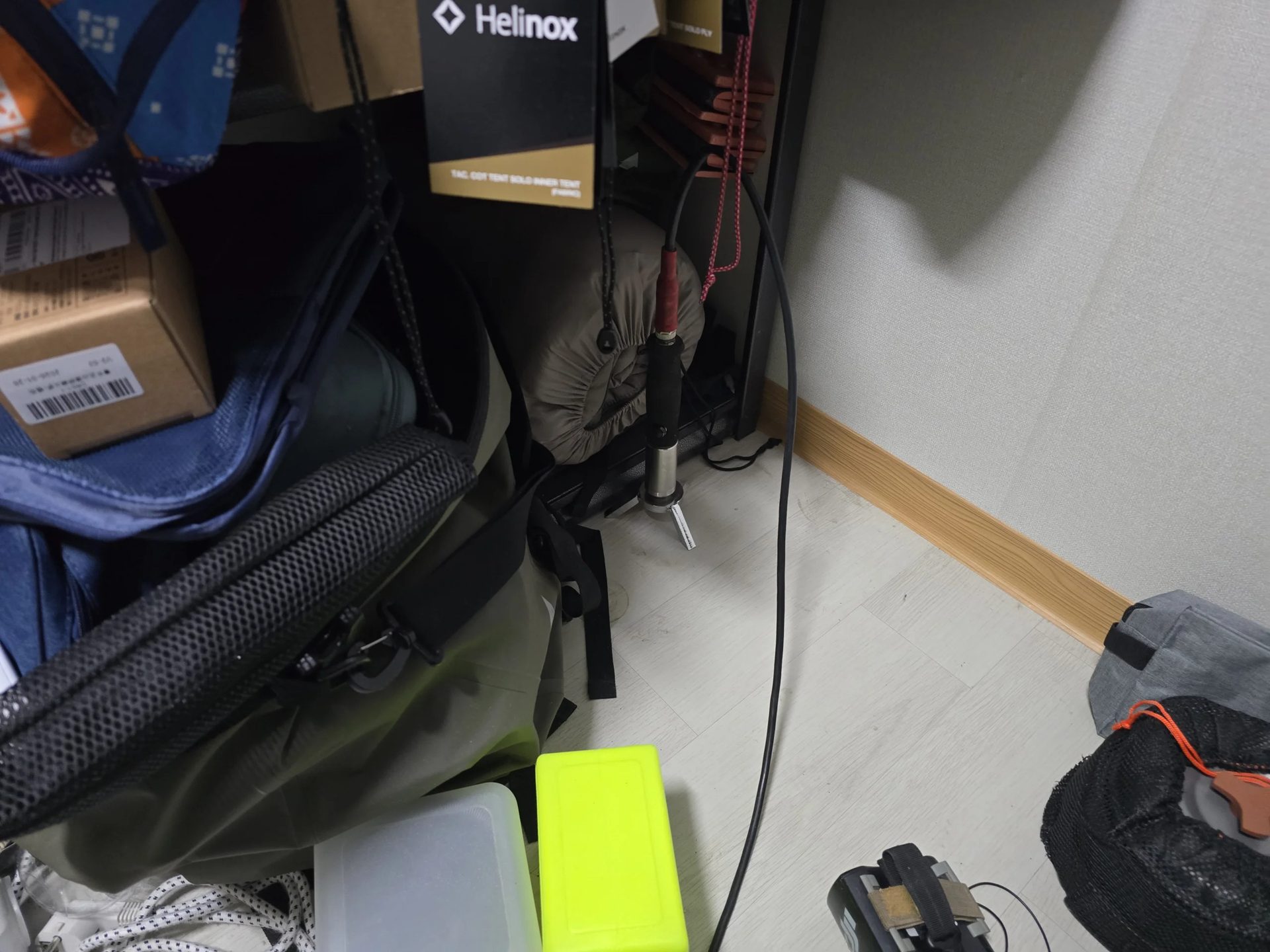 난방배관 벤딩부 보수 작업을 마친 뒤 압력검사를 진행하는 모습