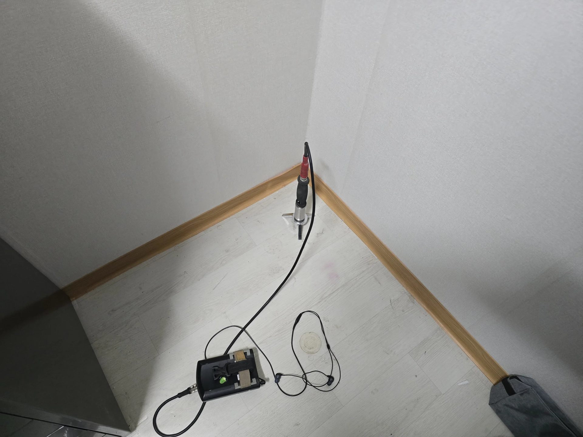 동배관 벤딩 부위 손상 여부를 근접 확인하는 모습